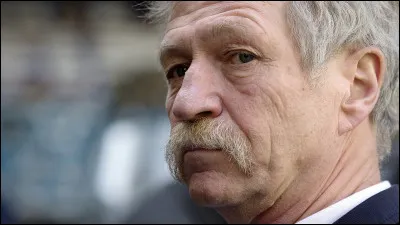 Comment appelle-t-on un homme âgé de 90 ans ?