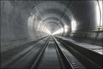 A quelle date eut lieu la jonction entre le nord et le sud du tunnel ?