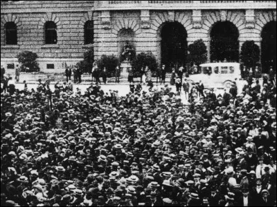 En quelle année a eu lieu la première manifestation populaire ?