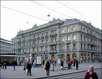 Comment se nomme la banque créée par Escher ?