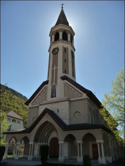 Dans quelle ville habite-t-il ?