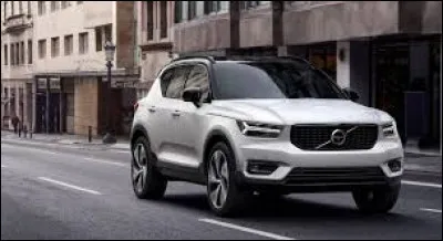 Cette voiture est une Volvo.