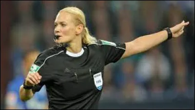 De quel pays est originaire l'arbitre Bibiana Steinhaus ?