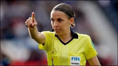 De quel pays est originaire l'arbitre Stéphanie Frappart ?