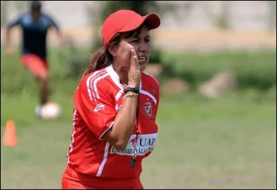 De quel pays est originaire l'entraîneuse de football Nelfi Ibañez ?