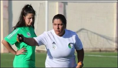 De quel pays est originaire l'entraîneuse de football Naïma Laouadi ?