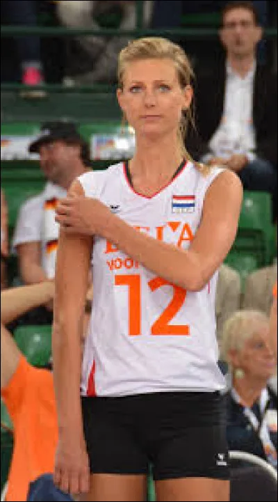 De quel pays est originaire la charmante Manon Flier ?