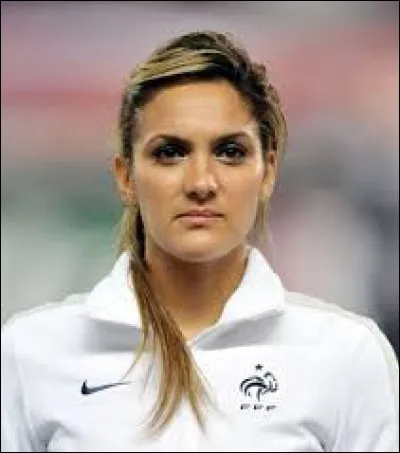 De quel pays est originaire la charmante Louisa Necib ?