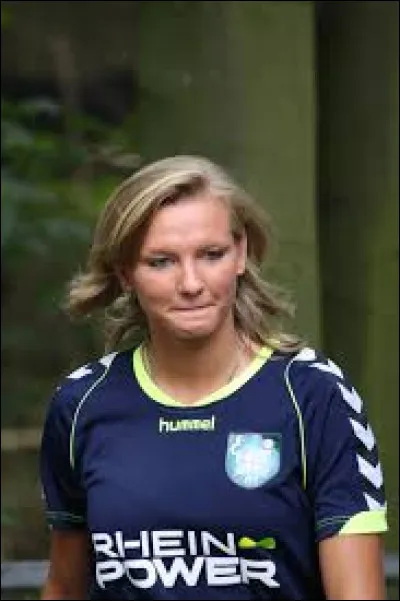 De quel pays est originaire la charmante Alexandra Popp ?