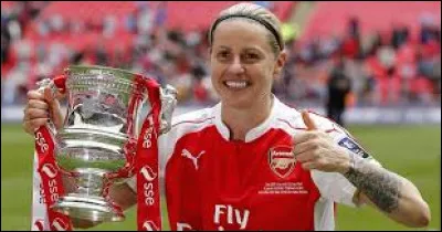 De quel pays est originaire la charmante Kelly Smith ?