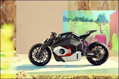 Avec les voitures et les motos, quelle catégorie de véhicules dispute le Dakar ?