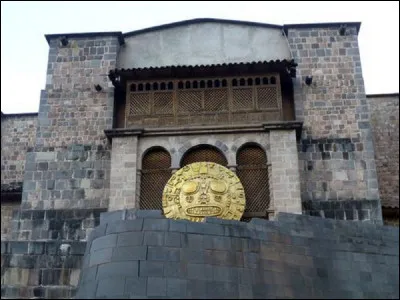 Le Temple du Soleil, littéralement, en quechua : ''enceinte de l'or'', situé à Cuzco, représentait le lieu le plus sacré de quel empire ?