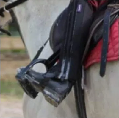 Les étriers se chaussent par :