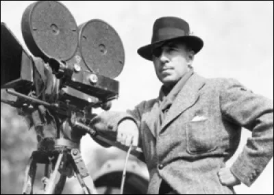 Ce cinéaste américain, qui a réalisé ses premiers films en 1914, est connu pour "La Piste des géants", "La Charge fantastique", "Barbe-Noire le pirate", c'est ... Walsh.