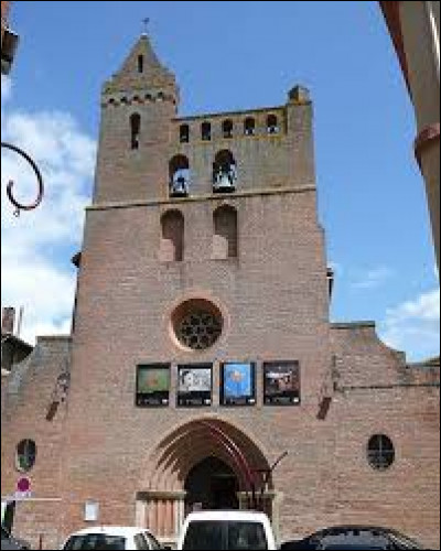 Je vous propose de commencer notre balade devant l'église Saint-Paul, au clocher-mur, d'Auterive. Ville Occitane, dans l'aire urbaine Toulousaine, elle se situe dans le département ...