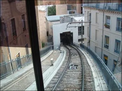 Lequel de ces engins circule sur un rail ?