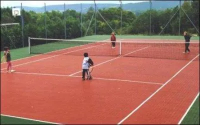 Comment s'appelle un terrain de tennis ?