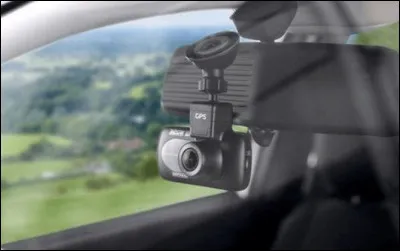 Pr&egrave;s du pare-brise avant, une petite cam&eacute;ra filme d&egrave;s le d&eacute;marrage de la voiture. C'est un(e)...