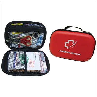 Toujours dans la bo&icirc;te &agrave; gant, une trousse de premier secours est pr&eacute;sente. Quelle est la couleur de la paire de ciseaux ?