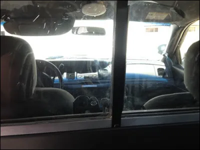 Cette chose s&eacute;pare les fonctionnaires et les suspects &agrave; l'arri&egrave;re de la voiture. C'est...