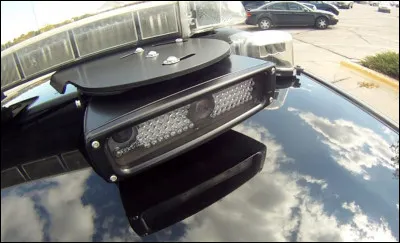 Pr&egrave;s de celui-ci, une cam&eacute;ra est install&eacute;e. Elle est capable de lire les plaques d'immatriculation et de savoir si une voiture est vol&eacute;e, si le conducteur poss&egrave;de le permis...Il s'agit du LAPI. Que signifie l'abr&eacute;viation ?