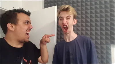 Comment s'appelle le blond qui fait des vidéos avec lui ?