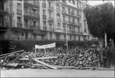 Du 24 janvier au 1er février, c'est la "semaine des barricades" à Alger : des manifestations insurrectionnelles des partisans de l'Algérie française, en opposition à l'autodétermination pour les Algériens annoncée par de Gaulle. C'était il y a ...