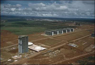 Le 21 avril, Brasilia, ville nouvelle construite sur les plateaux du centre-ouest du Brésil, est la nouvelle capitale du pays. C'était il y a ...