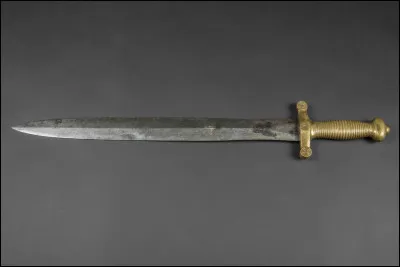 Quelle arme apercevons-nous ici ?