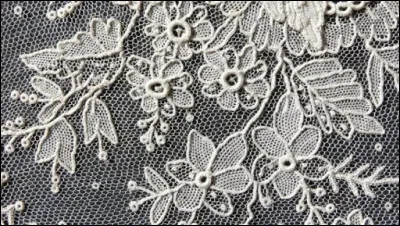 Laquelle de ces villes françaises est réputée pour sa dentelle ?