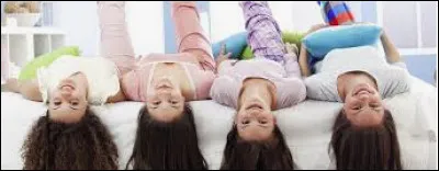 Tu invites des gens à une soirée pyjama. Tu dois te déshabiller pour te changer devant tout le monde :