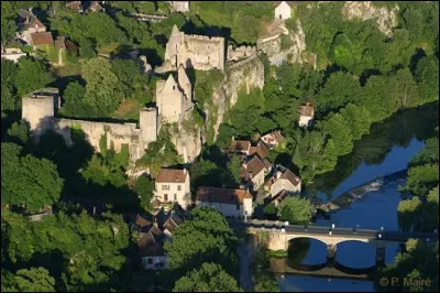 Et pour arrondir les angles, ce village nous avait tellement plu que Pat et Chris ont décidé d'y habiter quelques années... Quel est ce village et son département ?