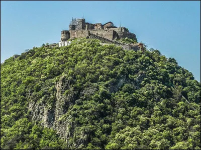 Hormis un gendarme qui nous a servi de guide, nous n'avons rencontré nul chat dans la citadelle de Deva, autrefois nommée Sargetia par les Latins. Où peut-on la voir ?