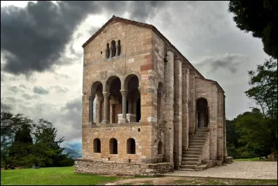 Alberto, féru de mythologie asturienne*, m'a fait découvrir 'Santa Maria del Naranco', une "église de poche" de style [ lequel ? ] du IXe s. Qui l'a fait construire et quelle surface fait-elle ?