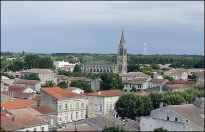 Cette petite ville de Gironde, sous-préfecture de 5 800 habitants, au coeur d'une célèbre région viticole, c'est ...