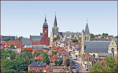 Cette petite ville de 6200 habitants, située sur une colline de la petite région du Santerre, sous-préfecture de la Somme, c'est ...