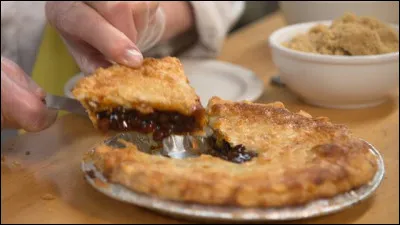 Je vous donne rendez-vous au Québec pour découvrir ce dessert composé traditionnellement de mélasse, de cassonade et de raisins secs. Qu'allons-nous déguster ?