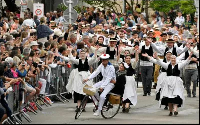 Le c&eacute;l&egrave;bre Festival interceltique se d&eacute;roulant au mois d'ao&ucirc;t se situe dans la ville de Quimper.