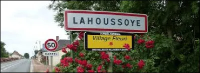 Nous sommes dans les Hauts-de-France, à l'entrée de Lahoussoye. Commune de l'arrondissement d'Amiens, elle se situe dans le département ...