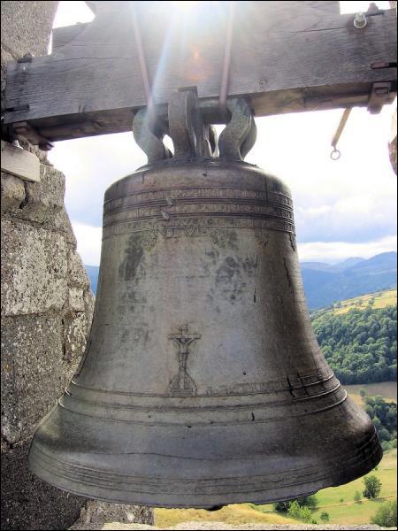 En quel métal sont faites les cloches des églises ?