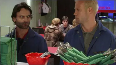 Quels sont les 2 mangemorts que croisent Harry, Ron et Hermione à Tottenham Court Road lors de leur fuite du mariage de Fleur et Bill ?