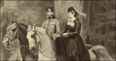 Elle était l'une des meilleures écuyères du XIXe siècle : le roi lui, est un bourreau de travail. Les époux se voient rarement et leurs styles de vie les éloignent : elle part souvent soigner sa tuberculose et sa lassitude à Madère, Corfou et Venise.
L'ancienne duchesse du Wittelsbach, sera assassinée le 10 septembre 1898 : l'empereur ne se remettra pas de sa disparition.
Qui étaient-ils ?