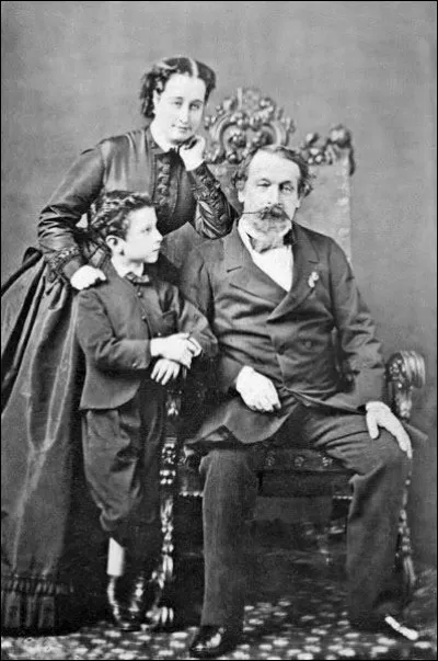 Je le reconnais à ses moustaches à la Salvador Dali. Il fut Empereur français de 1852 à 1870 : en 1853, il épousait, à Notre-Dame de Paris, une aristocrate espagnole.
Le régime à bout de souffle s'engagea dans une guerre funeste.
Quel est ce neveu du grand, le Ier de ce nom, empereur lui-aussi mais qui ''n'a pourtant pas réussi à s'imprimer durablement dans le cœur des Français'' (internaute.fr) ?