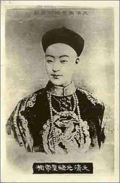 Son règne fut de 1875 à 1908 : il est issu de la dynastie Qing. En 1898, il tenta malhabilement une réforme à l'Occidentale appelée la Réforme des Cent Jours : il fut défait par un coup d'État. Il ne devait plus retrouver le pouvoir par la suite et vécut dans l'humiliation et le secret jusqu'à sa mort. 
Quel est cet empereur qui a perdu son poste et peut-être sa vie à la régente, sa tante Cixi ?
