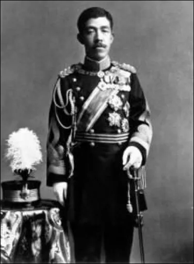 Il était de la dynastie des Yamato : il fut couronné en 1868 et régna longtemps, jusqu'en 1912. Il ''congédie le maire du palais (le shogun) le 9 novembre 1867 et décide de gouverner désormais en personne, avec le concours des grands seigneurs''. herodote.net
Quel est cet empereur qui avait choisi lui-même son nom (qui veut dire lumière) : ce terme maintenant s'applique à son époque.