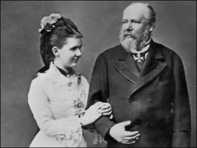 Maison d'Orange-Nassau, proche parent des Hohenzollern : il est le neveu du tsar Nicolas Ier de Russie. À cette époque, le pays possède encore un Empire colonial en Indonésie, en Amérique du Sud et dans les Antilles.
Quel est ce roi qui proclama sa fille, Wilhelmine, âgée de 4 ans, héritière du trône ?
