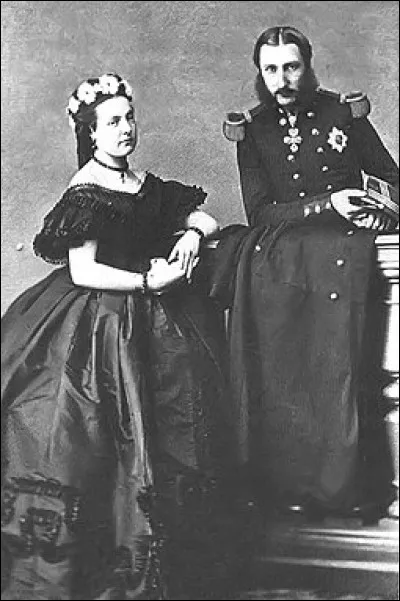 Prince de Saxe-Cobourg et Gotha, il est le petit-fils de Louis-Philippe Ier, celui qui sera roi des Français. Il est le frère de Charlotte, l'épouse de Maximilien qui sera impératrice consort du Mexique. Il devient roi de 1865 à 1909. Son épouse est une cousine du tsar Nicolas Ier de Russie, une cavalière émérite.
Nommez ceux qui sont les seconds monarques du pays.