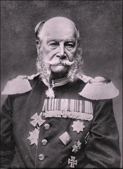 Il est de la dynastie des Hohenzollern. Il a été couronné en 1871, en la galerie des glaces du château de Versailles : son chancelier a été Otto von Bismarck. S'il a l'air fatigué et usé, c'est qu'il est mort à 90 ans et a servi jusqu'au bout.
Qui fut le premier empereur de son pays (1871-1888) et le septième roi de Prusse de 1861 à 1888 ?
