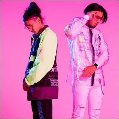 Dans la chanson nommée "Tapion", les paroles sont : "Tes rappeurs préférés ...".