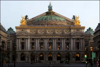 Qui a donné son nom au théâtre à vocation lyrique et chorégraphique à Paris ?